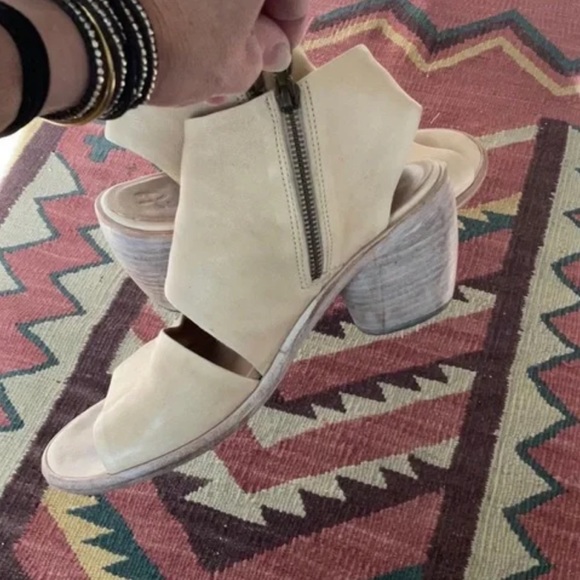 P. Monjo Selina Beige Sandals. Made in Spain. Size 38 - Picture 7 of 9